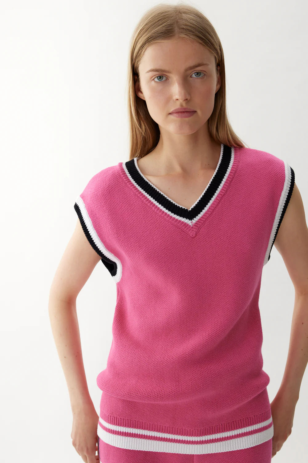 Love Colour Block Knit Vest in Peony, White and Black