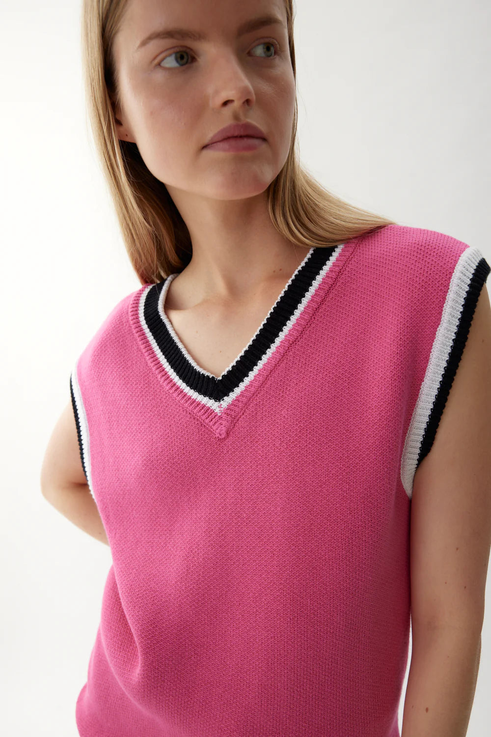 Love Colour Block Knit Vest in Peony, White and Black