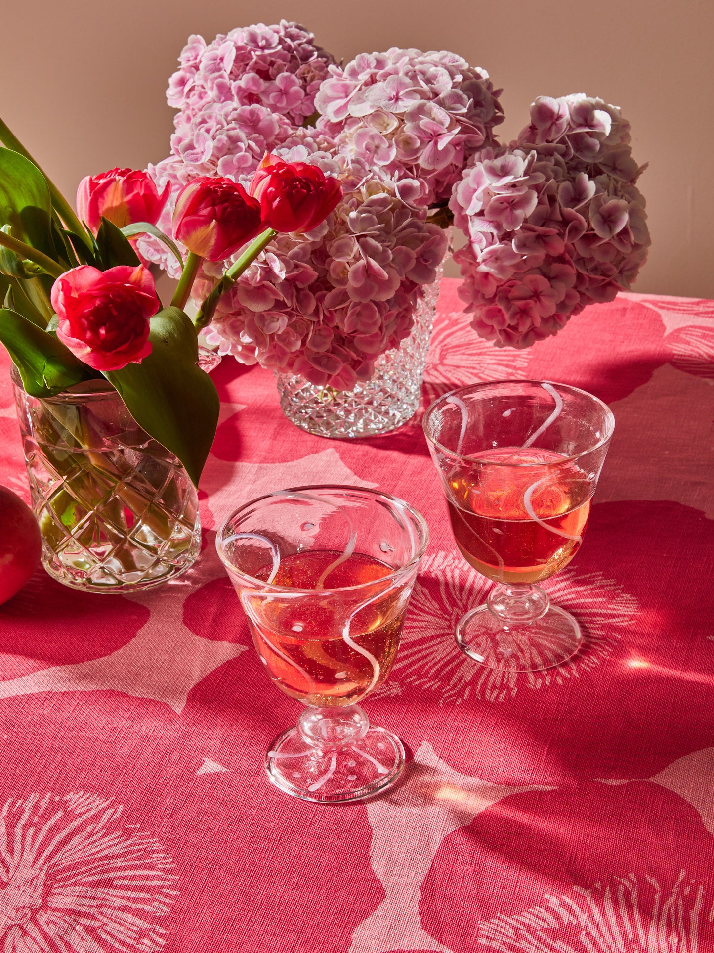 Jardin Linen Round Tablecloth in Pink
