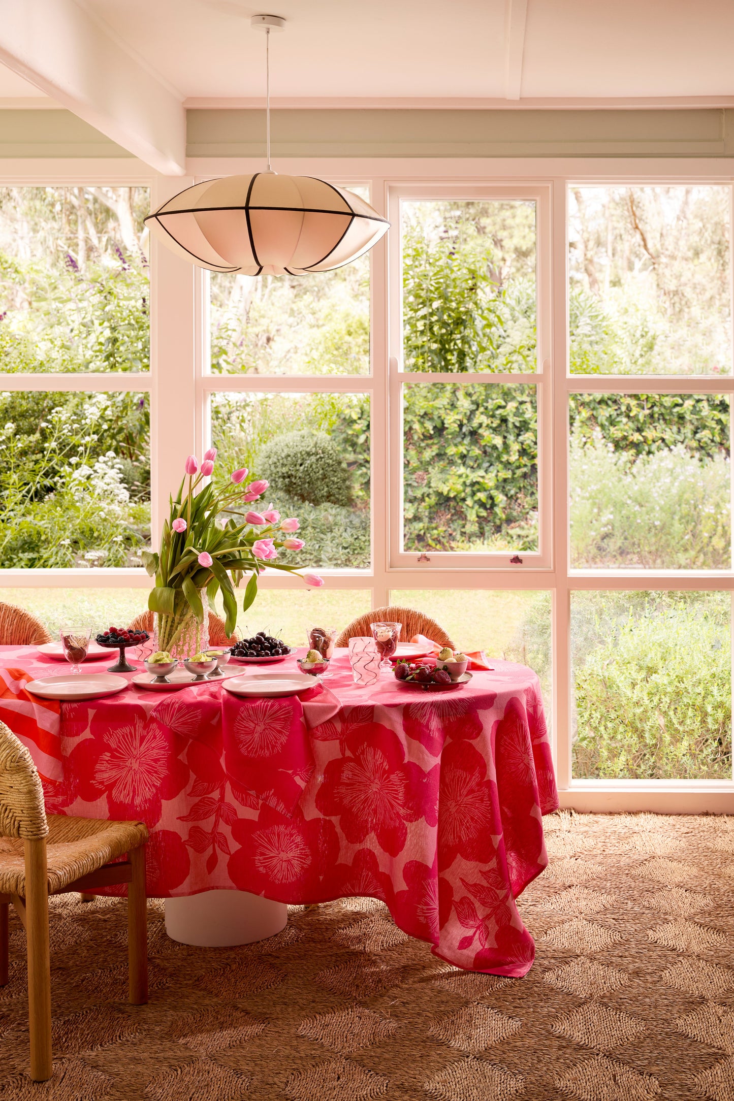 Jardin Linen Round Tablecloth in Pink