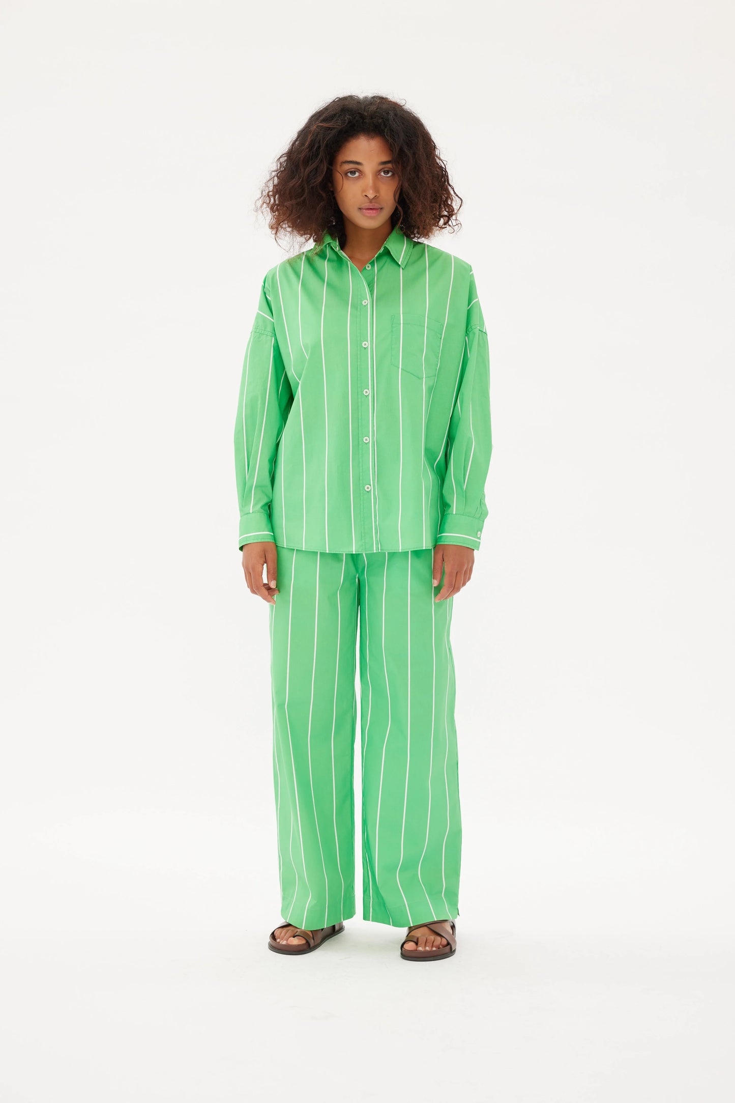 Puerto Pant in Verde and White