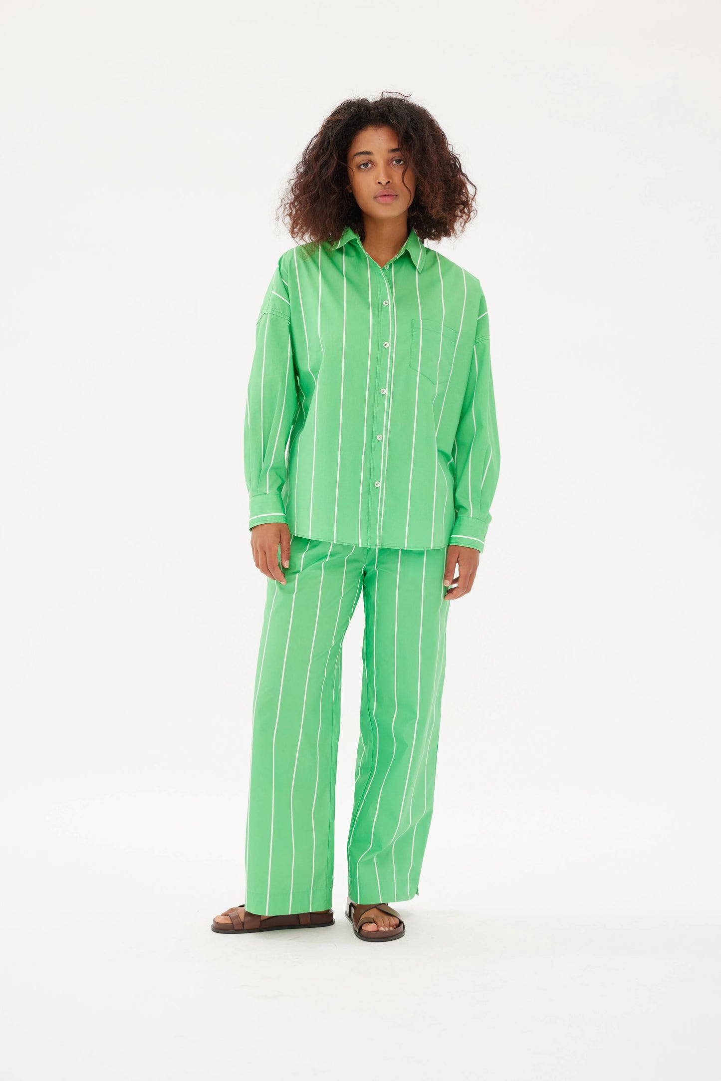 Puerto Pant in Verde and White