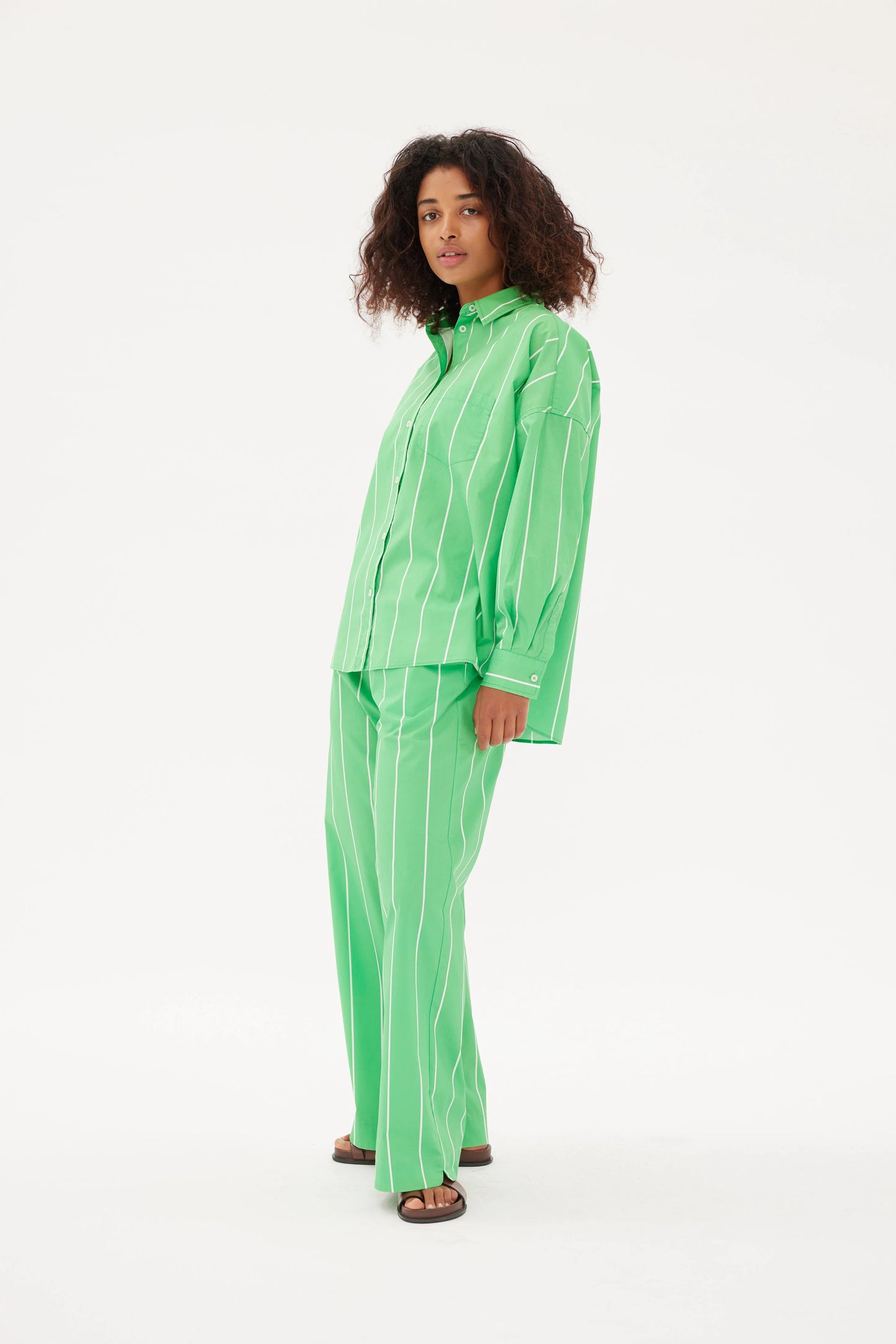 Puerto Pant in Verde and White