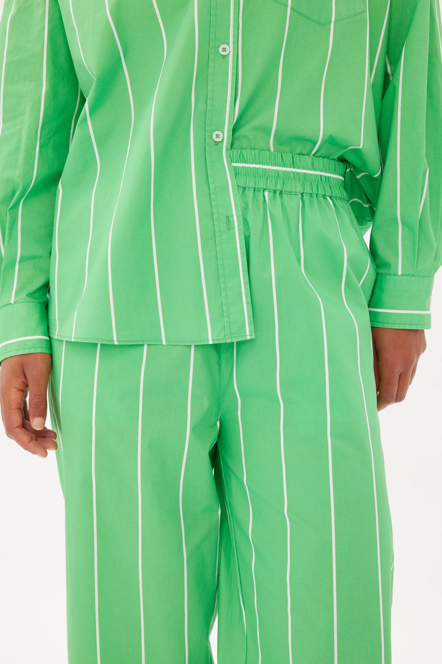 Puerto Pant in Verde and White