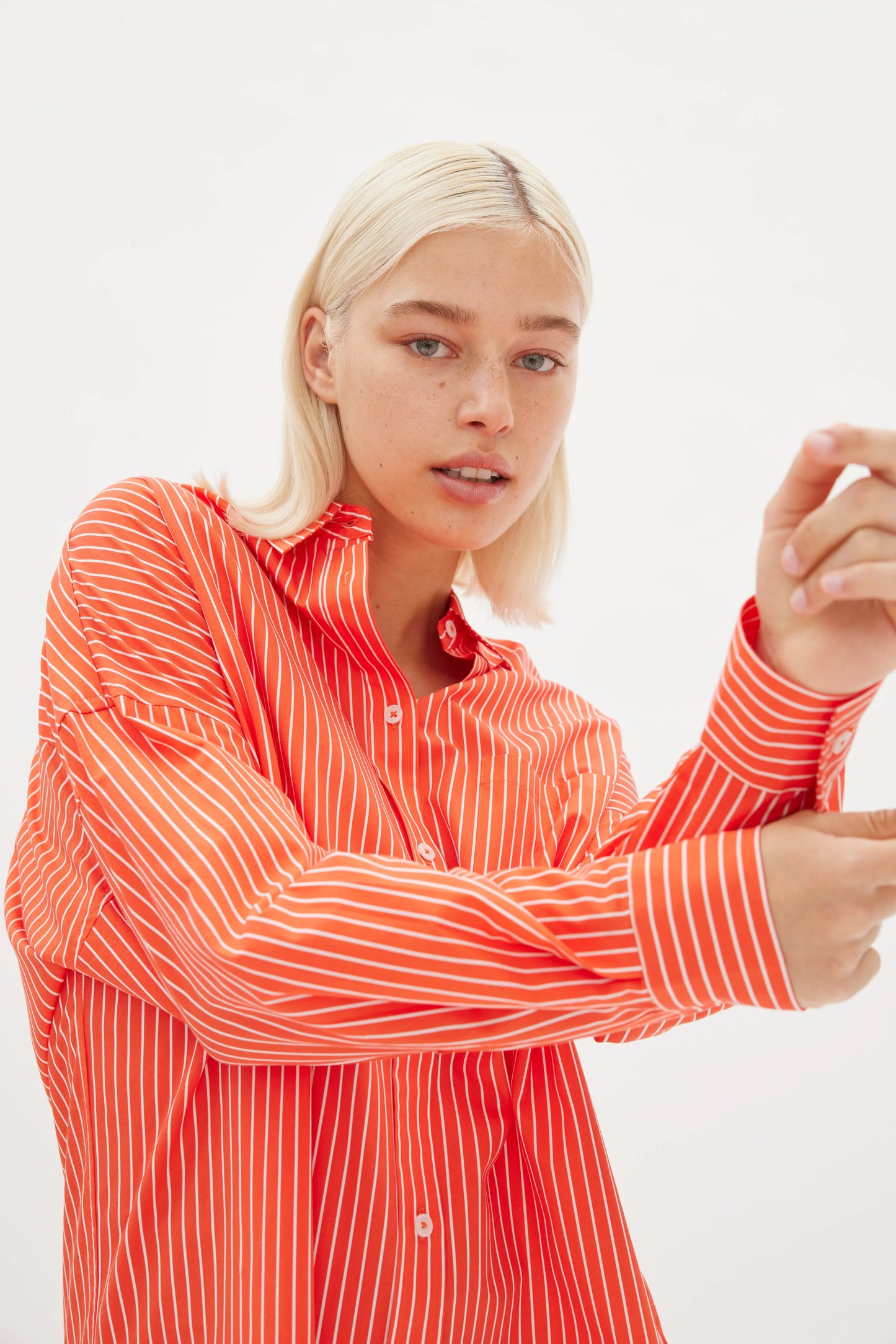 The Chiara Shirt in Mid-length Stripes - Coral & White